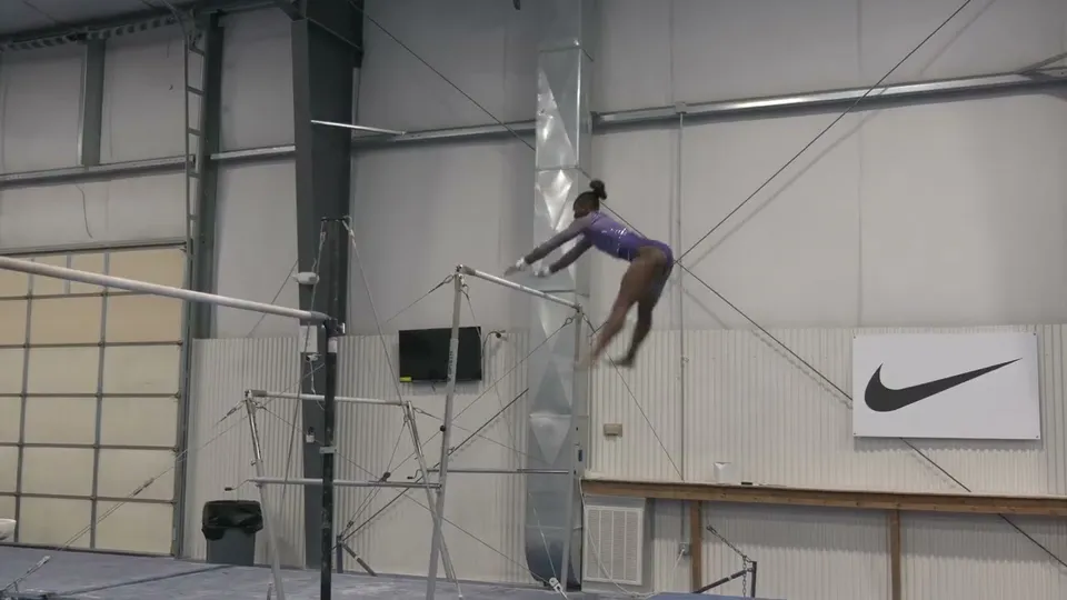 Zoey Molomo · Bars